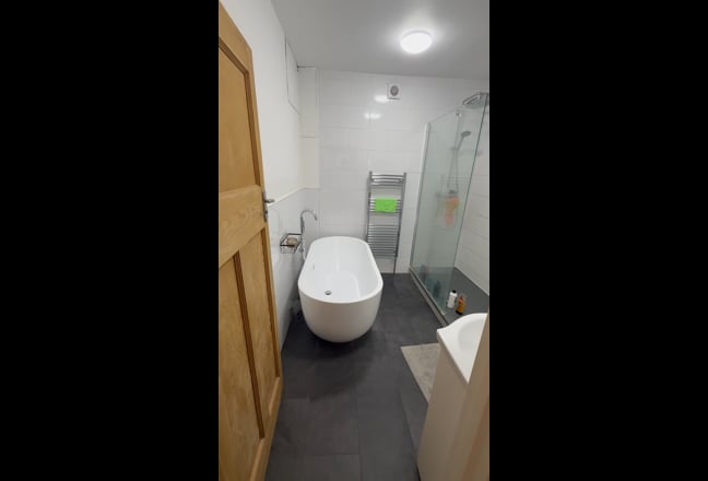 2 Rooms Available in Luxury 5 Bedroom House Main Photo