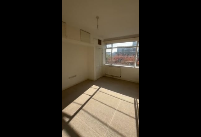 Fab studio flat Du Cane Court Balham High Road Main Photo