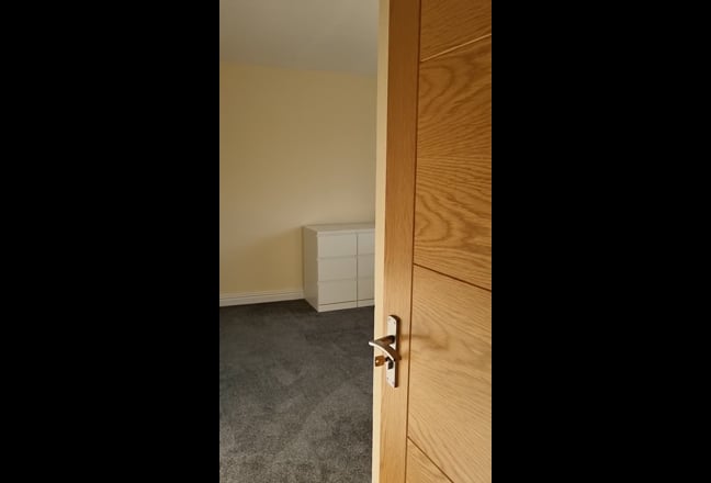 Large Double Room to Rent in Popular Ifield Drive  Main Photo