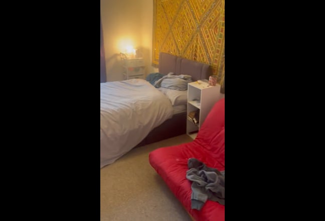 One bed private flat on the old high street  Main Photo