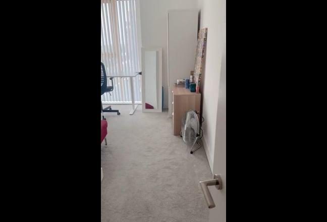 Modern & Spacious bedroom close to Elizabeth line Main Photo