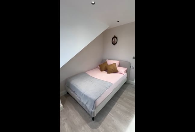 Ensuite  room in Carford Main Photo