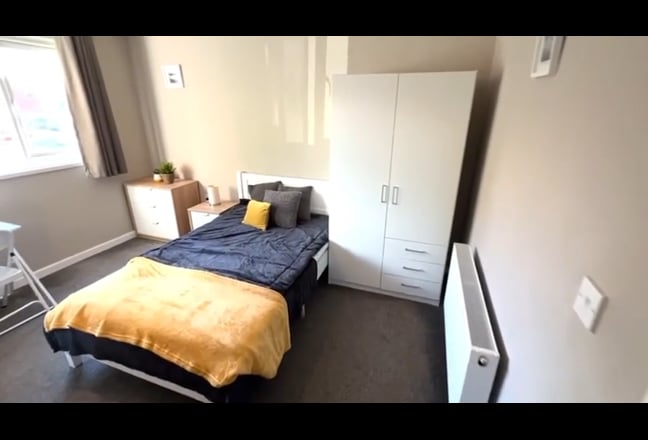 Ensuite Double Room Walking Distance to Telford Main Photo