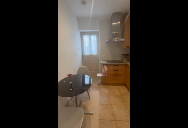 Self-Contained One Bedroom Flat. Super central! Main Photo
