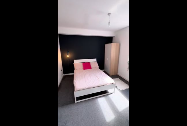 Modern 5-Bedroom Flat Near the City Centre Main Photo