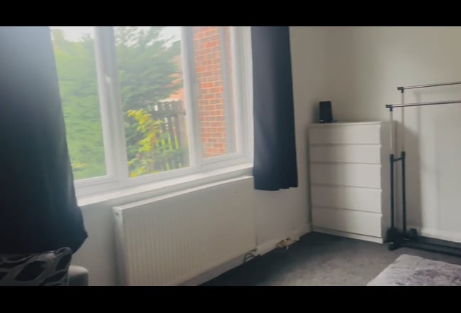Woking- Double Bed with Private Parking Main Photo