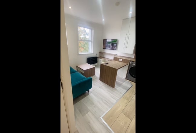 Large 2 Bedroom Flat, in Canning Town Main Photo