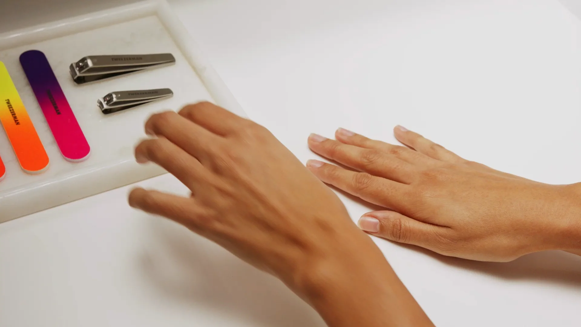 Neon Nail Kit – Tweezerman