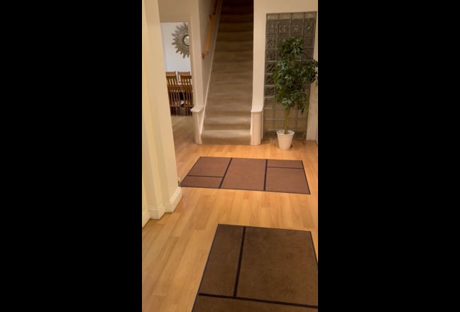 Room to let in a spacious clean house. Main Photo