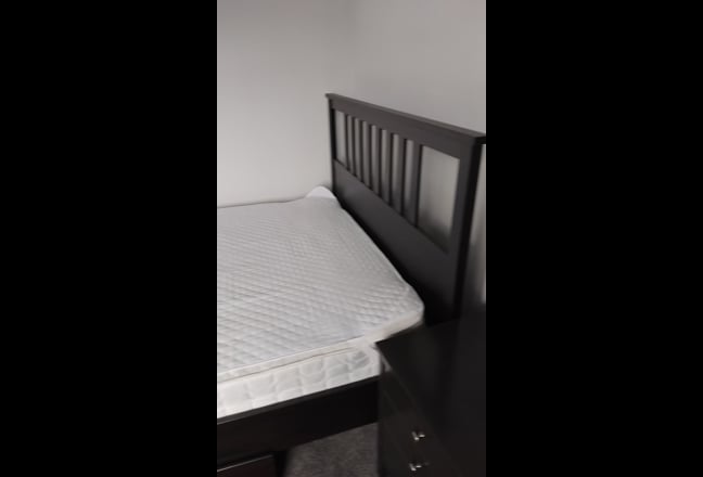 Large Double Room Available . Bills Included.  Main Photo