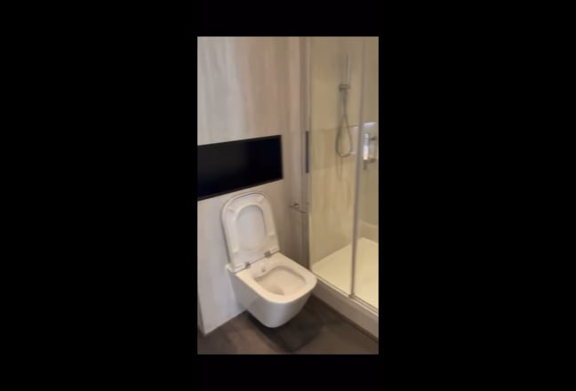 Uhaus 2b2b vita kingsize bed with private washroom Main Photo