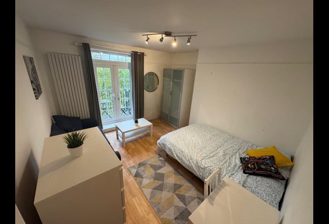 Happy 4 bedroom flat in Brixton Main Photo