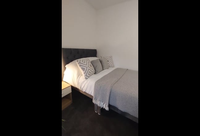 Ensuite Studio Room - Great Layout! Main Photo