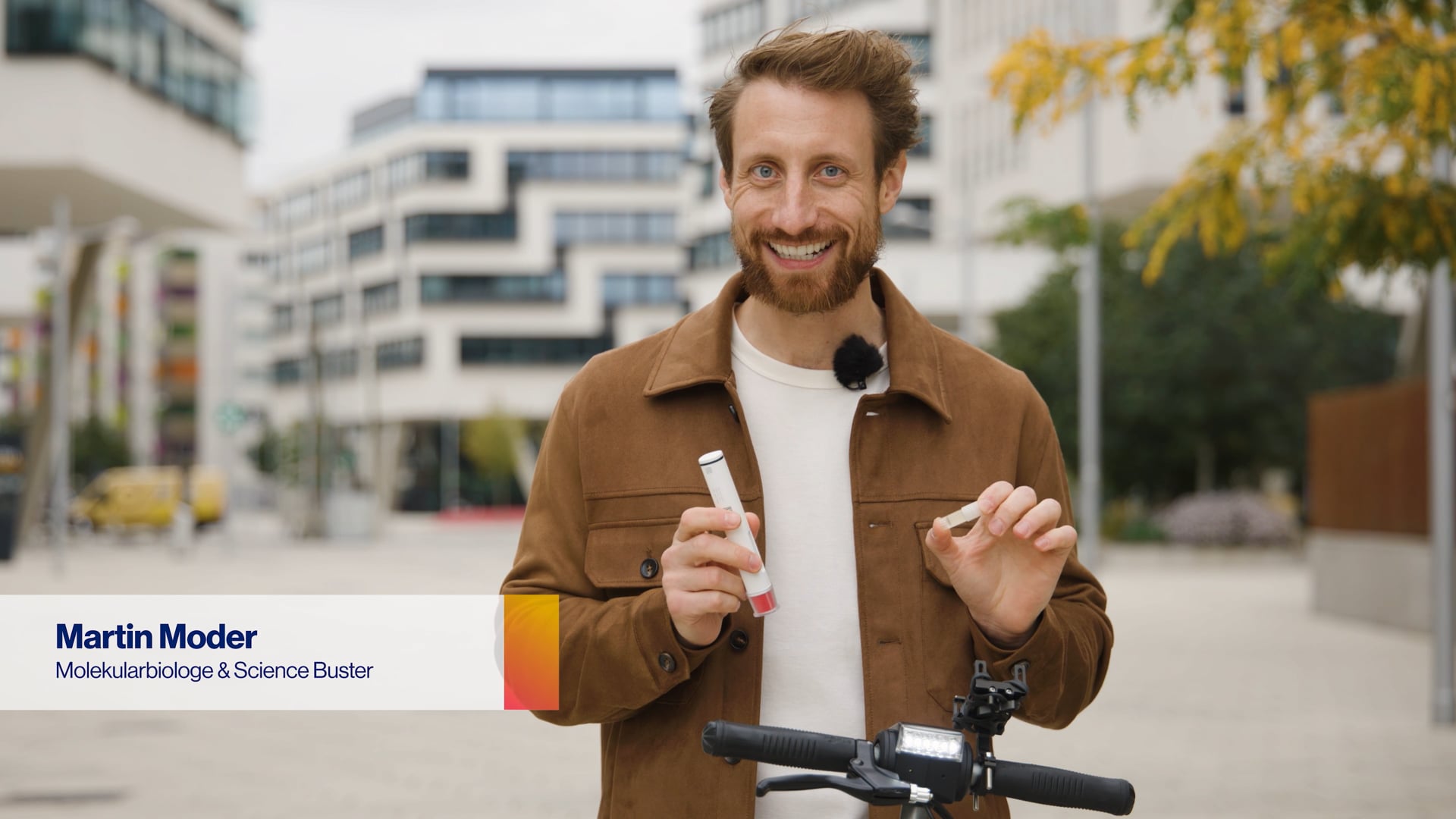 Science Buster Martin Moder zu Besuch bei Novartis Österreich