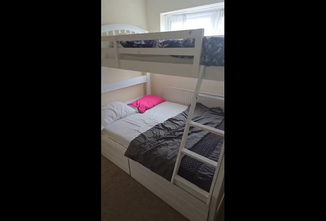 1 double room available, next to town Main Photo