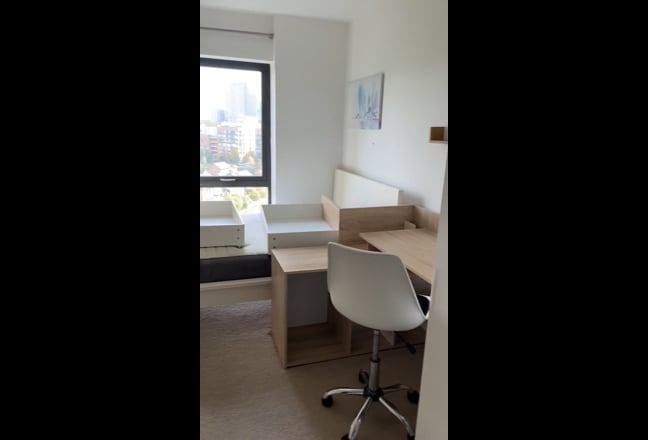 Large bright room for rent in Poplar Main Photo