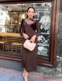 Vídeo: Vestido midi de invitada marrón con detalle de lazo de terciopelo Vídeo: Vestido midi de invitada marrón con detalle de lazo de terciopelo