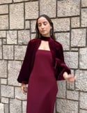 Vídeo: Vestido midi burdeos con escote palabra de honor y mangas de terciopelo