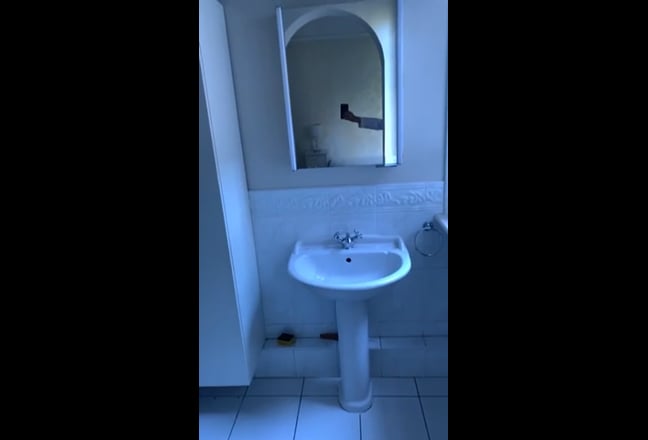 En-suite Double bedroom in Barons Court £1400 incl Main Photo