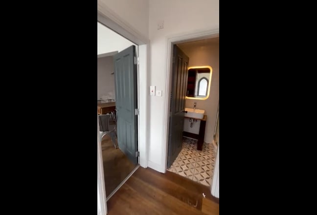 Looking for a roomate to share our 6bhk house Main Photo