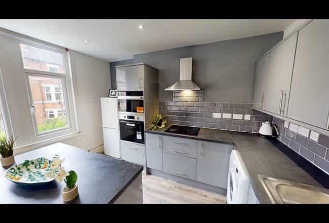 Large rooms available - 23 Burdford Rd Main Photo