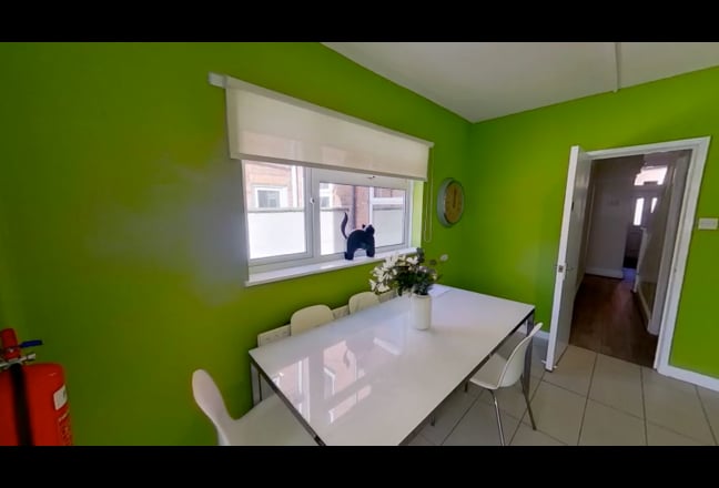 Large double rooms — bills & Wi-Fi included Main Photo