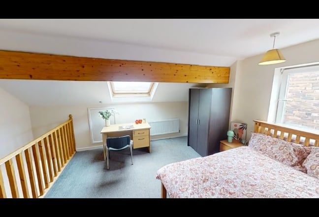 6 LARGE Rooms to rent in 103 burford Rd  Main Photo