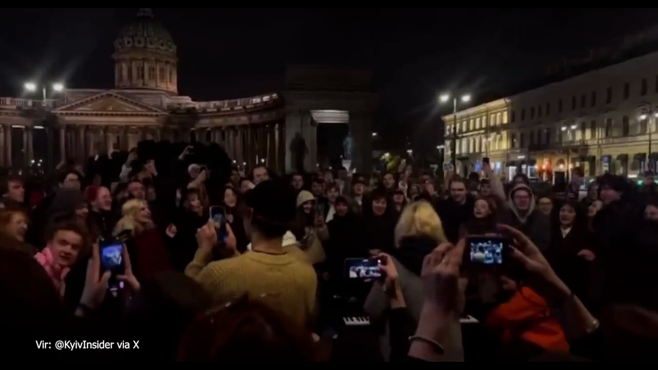 Posnetki iz Rusije, ki lahko skrbijo Putina. Mladi pojejo: 