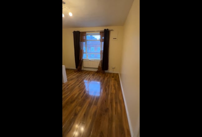 1 Bed Flat - Newly painted  Main Photo