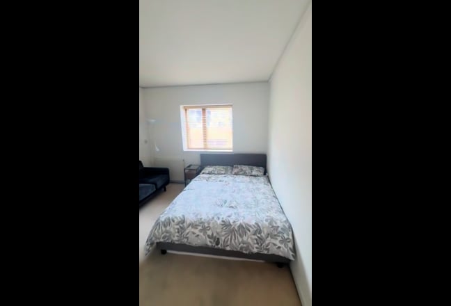 Room Available in Spacious Flat with Balcony Main Photo