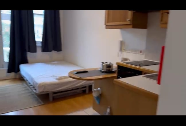 Modern Studio Flat with En-suite Shower Main Photo