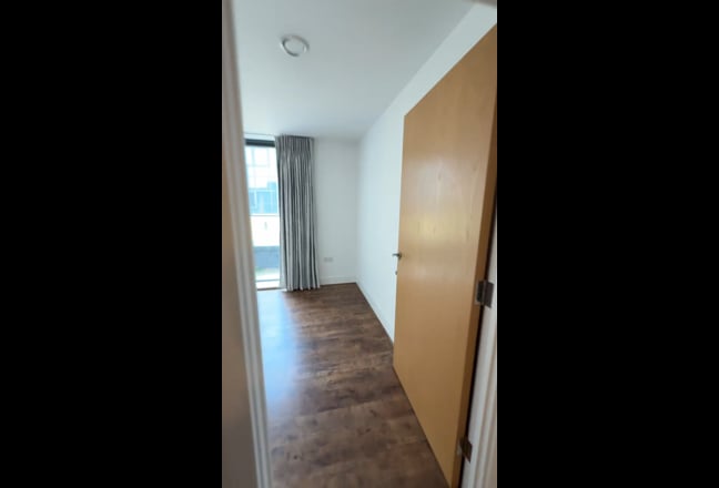 En-suite double bedroom in modern penthouse flat Main Photo