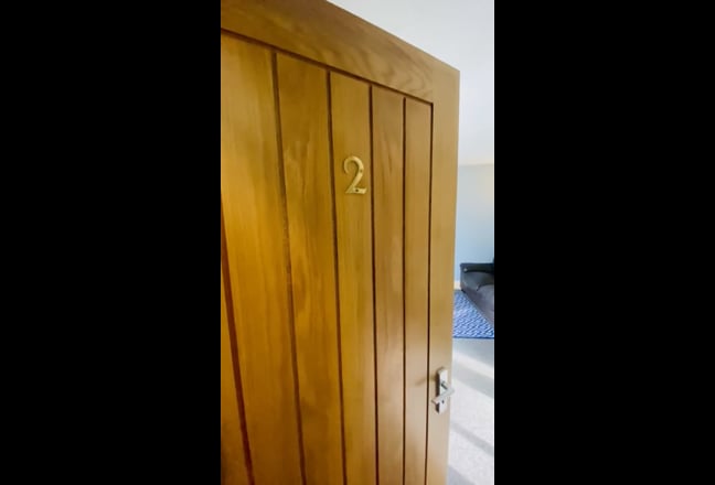 1 bedroom flat with off street parking Main Photo