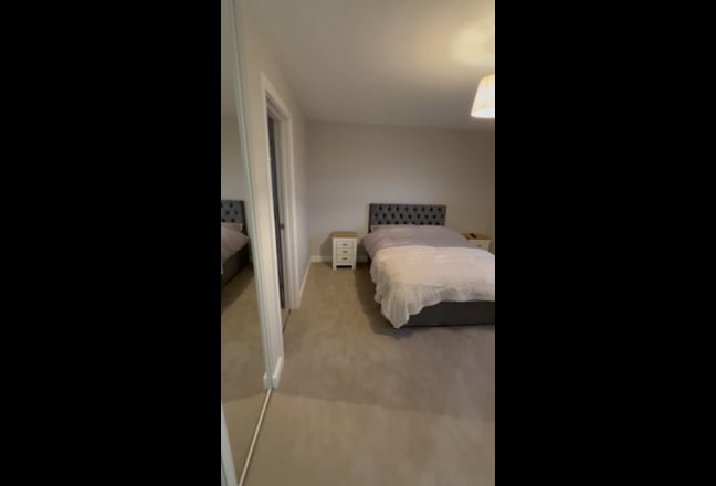 1 x Large double  en-suite room available  Main Photo