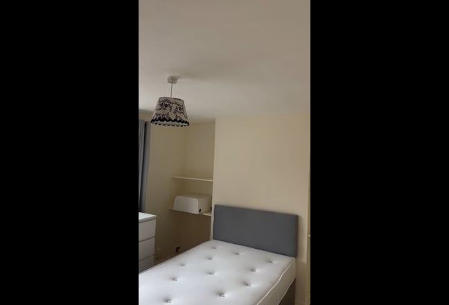 3 bed house next to Airport  Main Photo