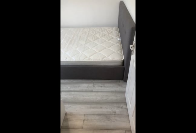 Double room to rent in house share Main Photo