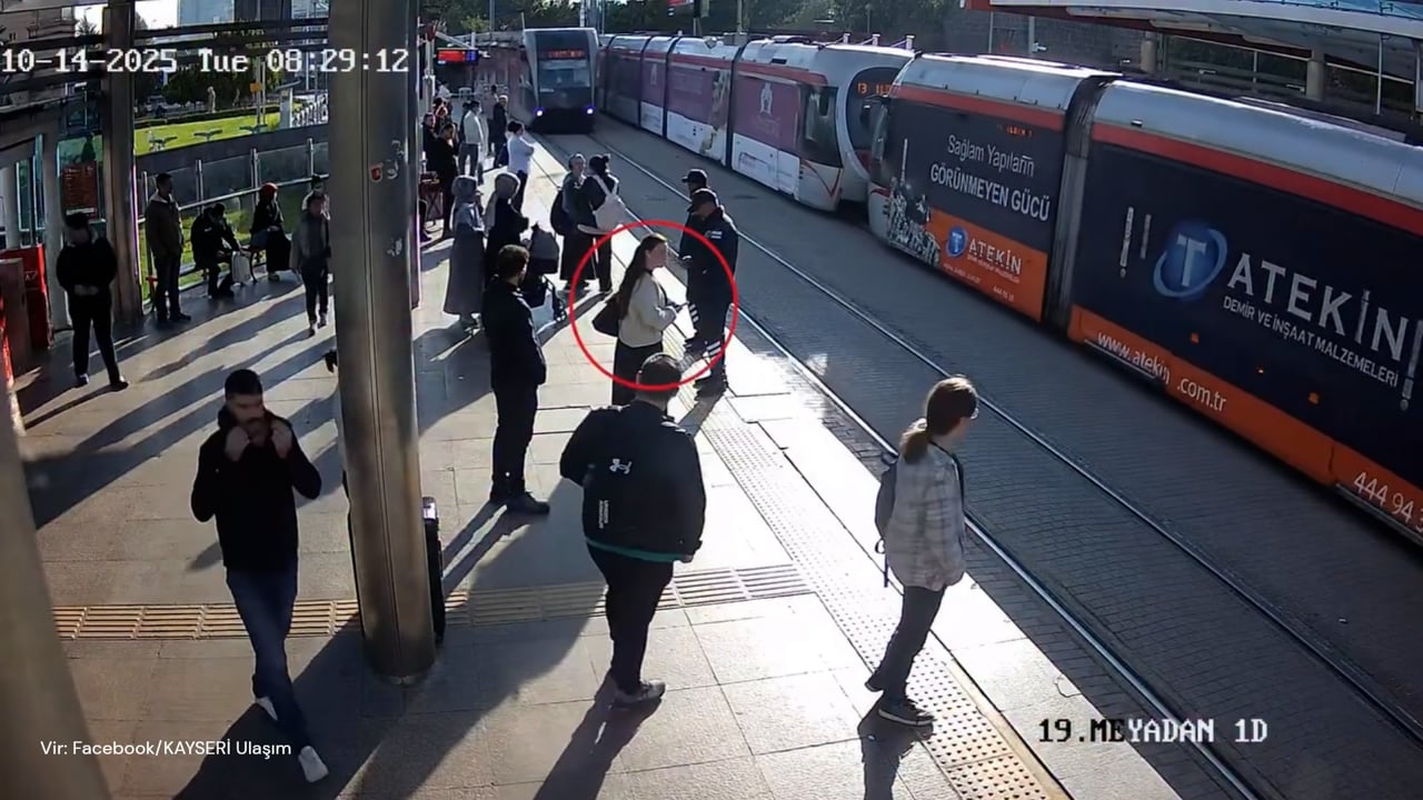 Zamišljena ženska s telefonom in tramvaj: kaj gre lahko narobe?