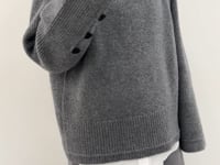 MARIA MCMANUS/マリアマクマナス】Button Mock Neck（ニット／セーター