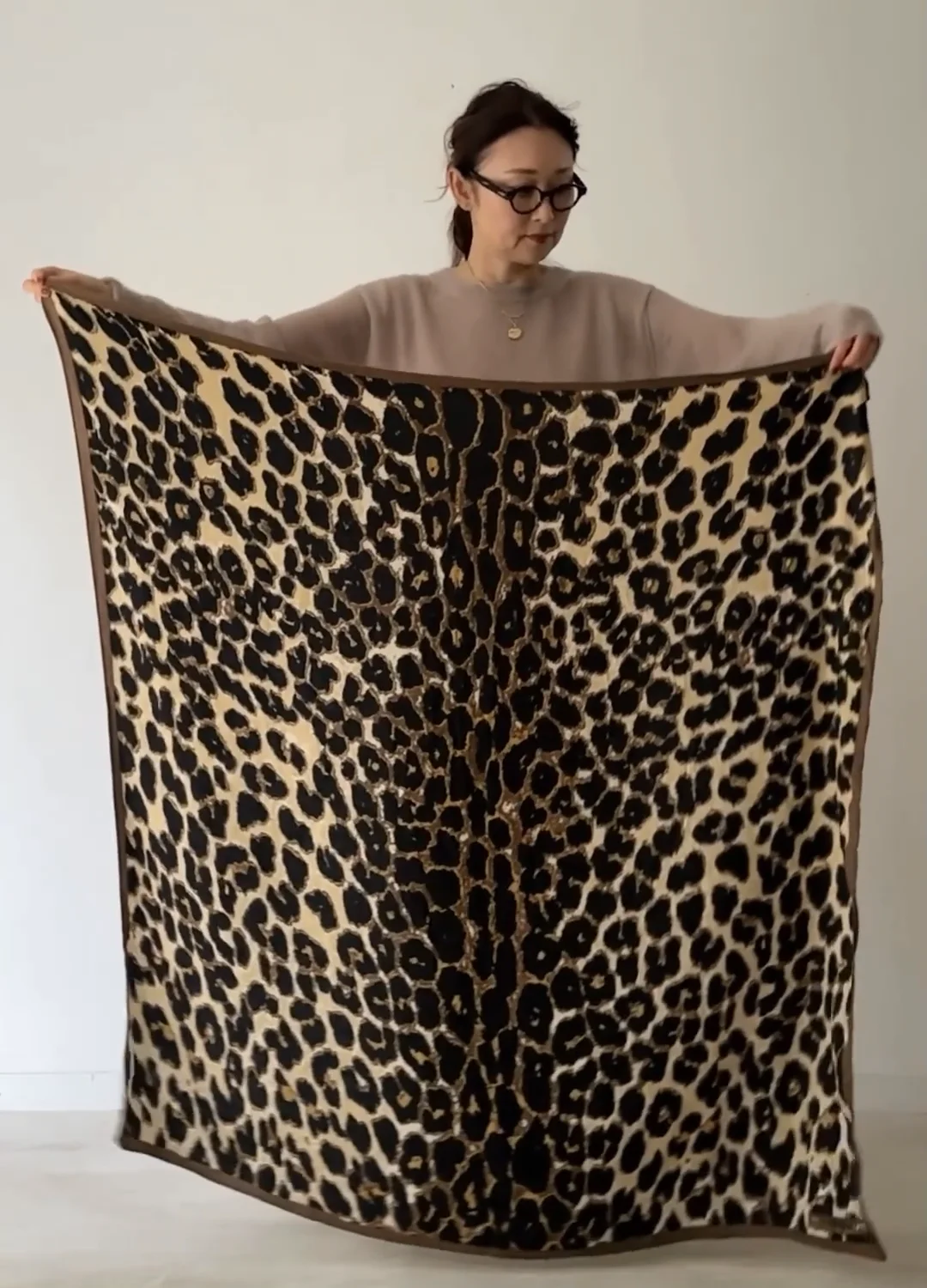 ペ*ん様 ハグオーワー＆manipuri　コラボレオパードpt柄　スカーフ manipuri×HUG O WaRレオパードpt.ストール | HUG O WaR ONLINE STORE
