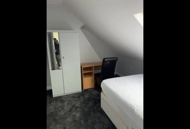 Single bed room available  Main Photo