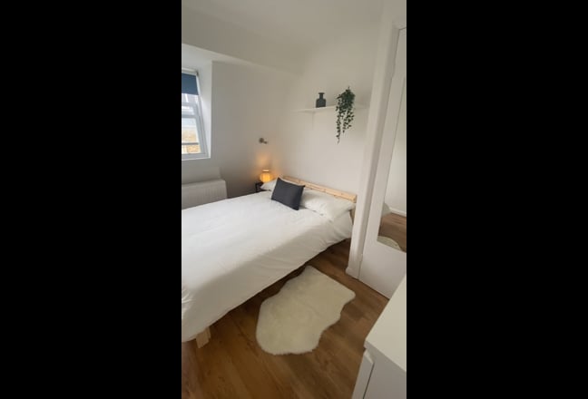 Charming Top Floor  2 Bedroom Flat  Main Photo