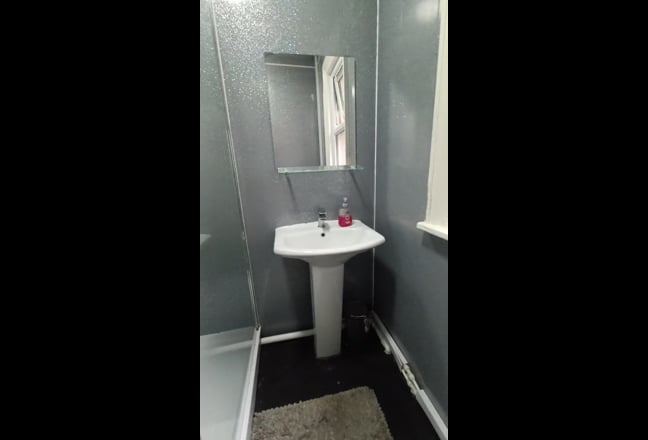 Double bed room near the Coventry train station  Main Photo