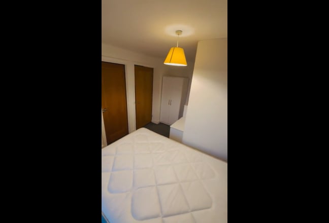 Amazing room with balcony available now in E14 2DN Main Photo