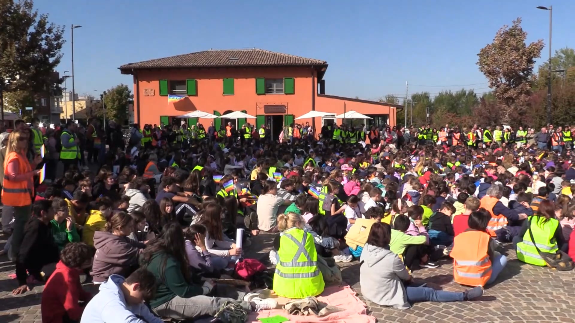 Zola Predosa sfila in corteo per la pace: in piazza tutto il mondo della scuola