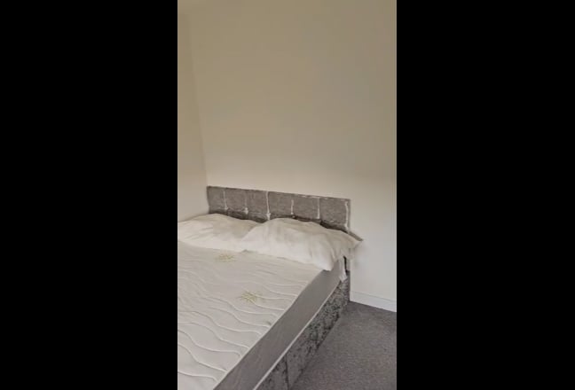 Clean double bed room Main Photo