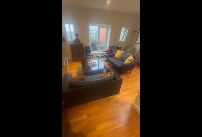 Riverview apartment in Putney Main Photo