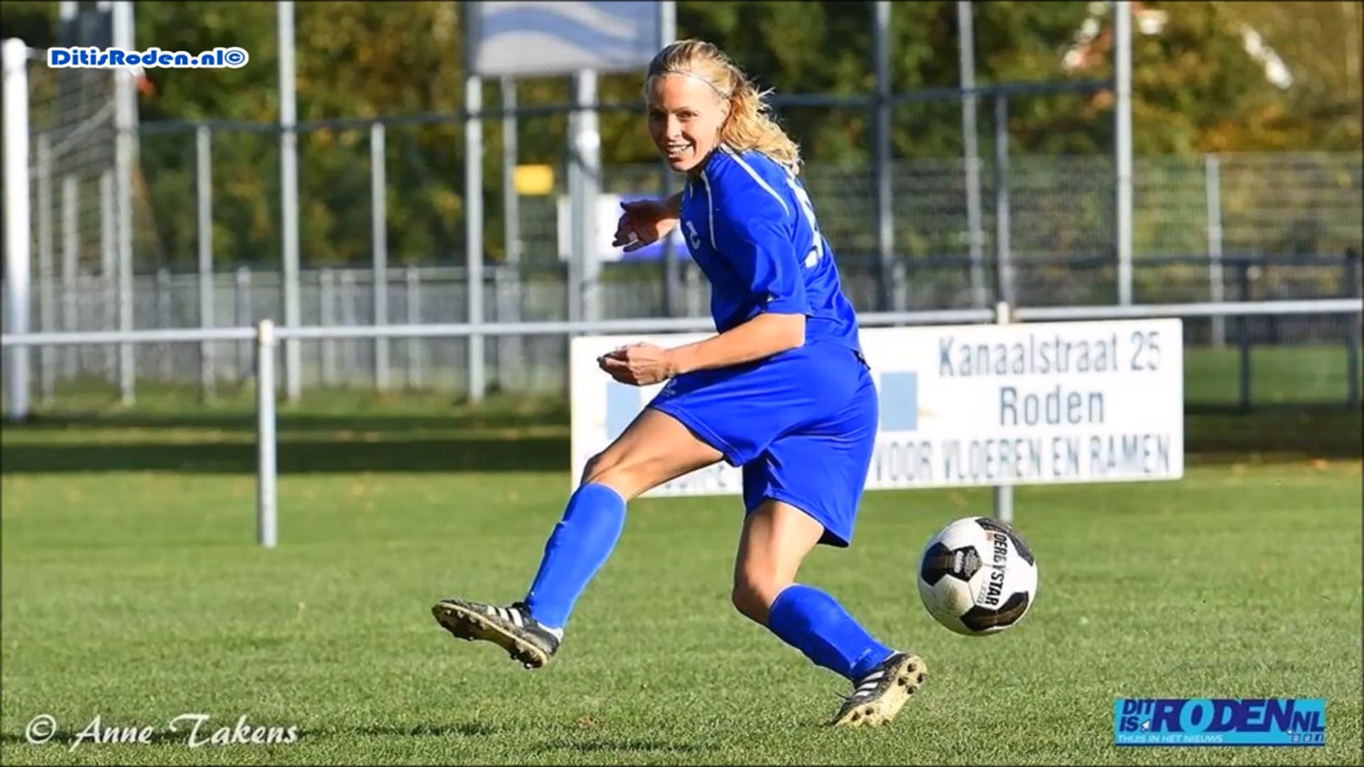 (2017)International Juf Grytsje uitgezwaaid door kids van De Rank voor het EK Beach Soccer in Portugal
