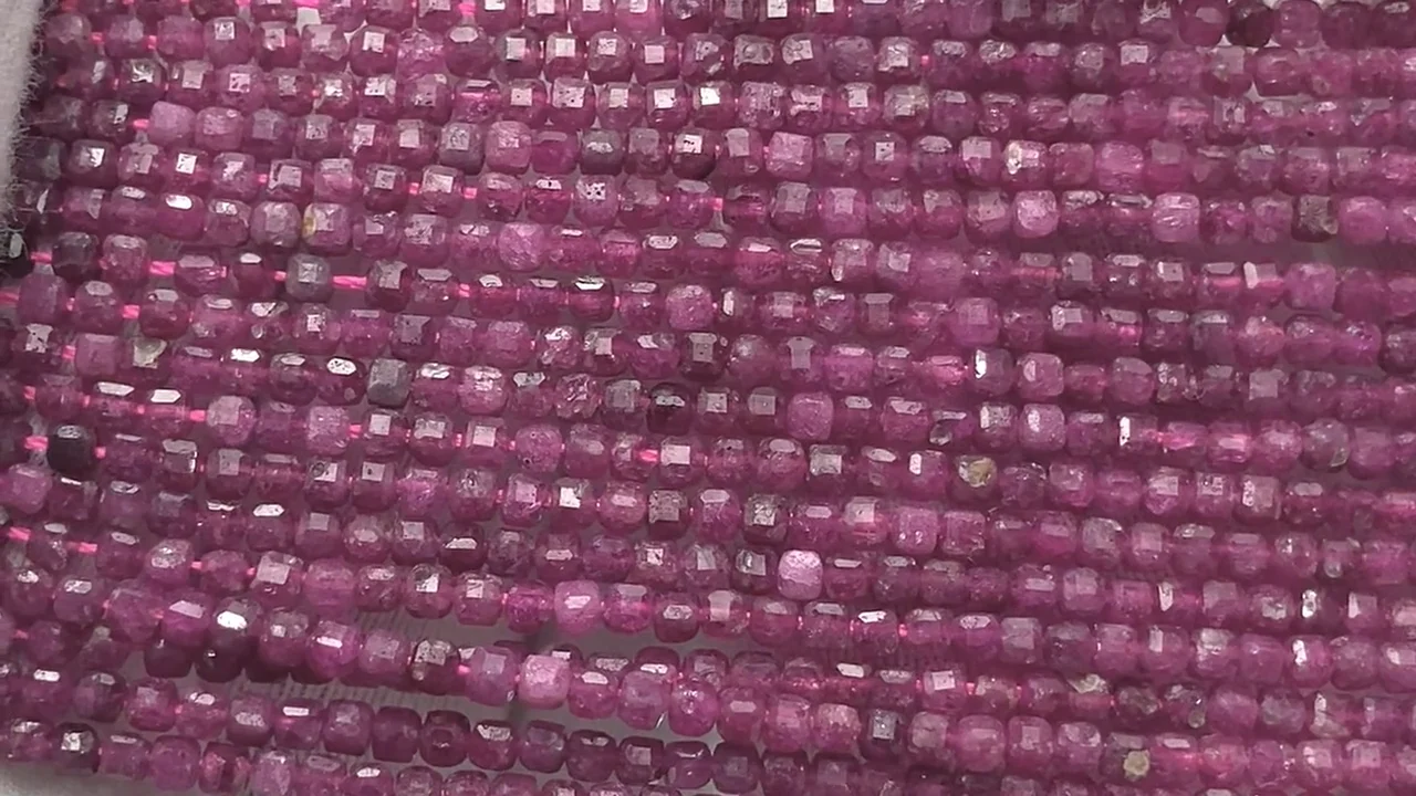 ルビー 極小キューブカット2×2×2mm 1連｜天然石ビーズの卸問屋・通販
