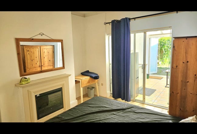 Onebed flat with garage and back garden Main Photo