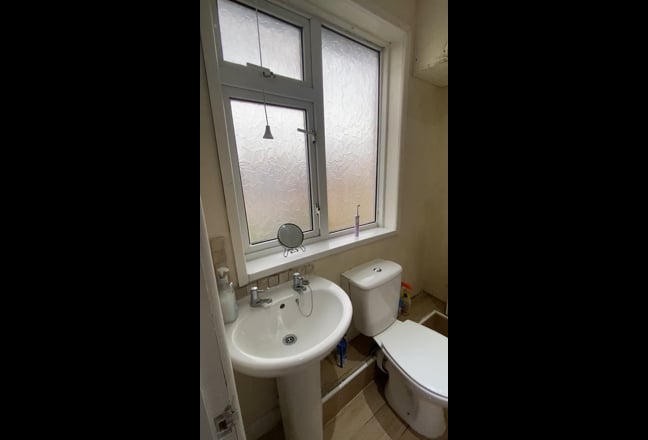 🌿 Spacious Ensuite Room Near Coventry University  Main Photo